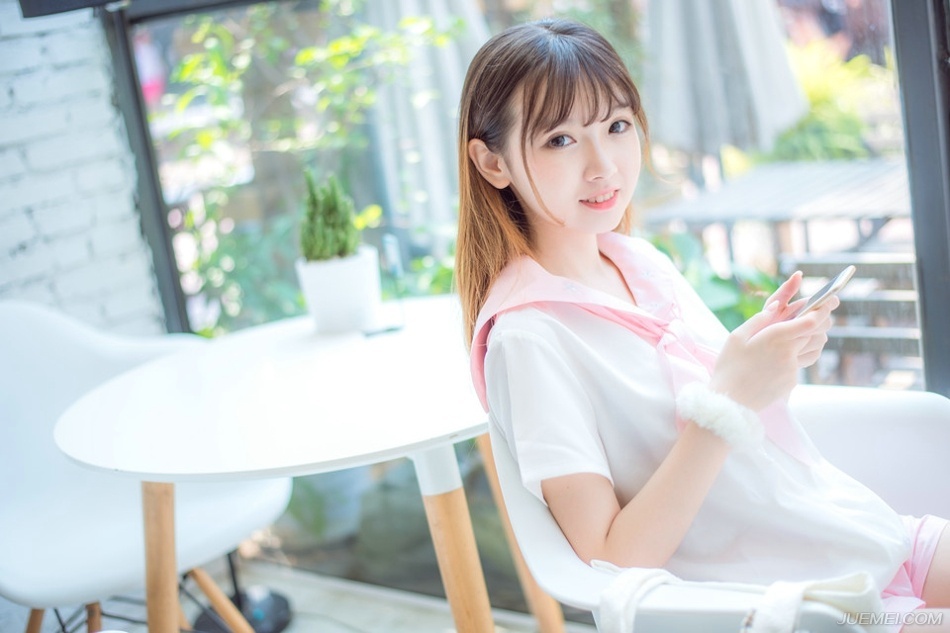 “不行，今日我一定要见到主公！”刘璝冷哼一声，厉声喝道，说着就要往里闯，几名守卫不依，双方在刺史府外纠缠在一起。